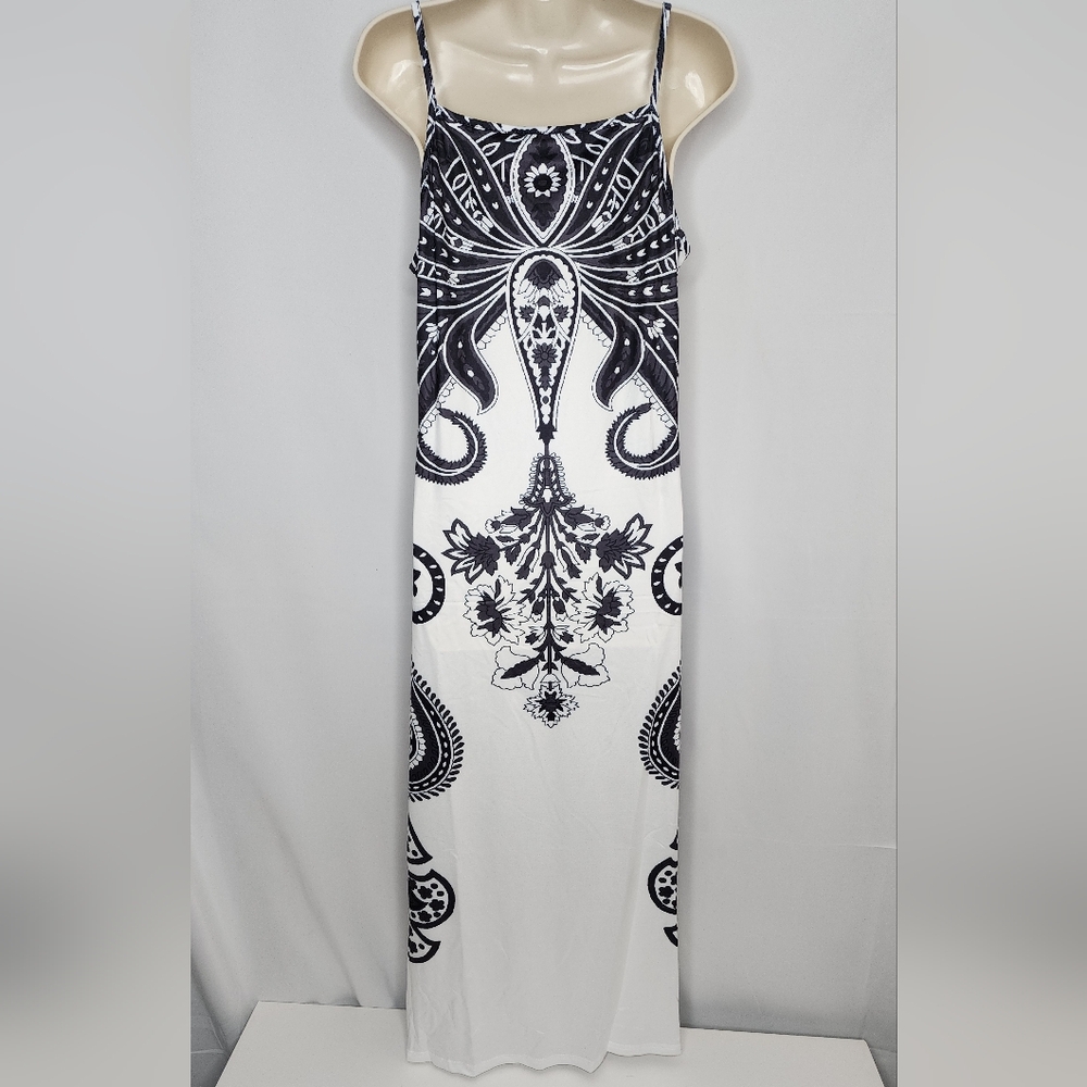 Elegant Black and White Maxi Dress - Picture 5 of 8